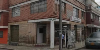 SUPER OFERTA casa RENTABLE, esquinera dos locales comerciales, tres apartamentos cada uno de sala comedor, dos alcobas, un closet, un baño, cocina, zona de ropas; terraza, ubicada en zona comercial de alto impacto comercial, cerca de parques y colegios RENTA PROMEDIO 4.5 MILLONES,  documentos al día para cualquier proceso de venta.