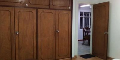 Oficina de 165 metros cuadrados, ubicado en el primer piso de la casa, consta de seis espacios independientes, cocina a gas natural, zona de aseo y tres baños, pisos en mármol. Cuenta con dos parqueaderos. 1432-362 GPI.