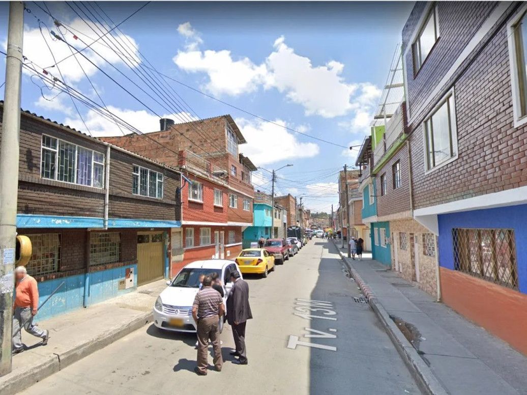 Casa de 5 alcobas en venta en Marco Fidel Suarez, Bogotá, 250 m² · foto 2 de 4