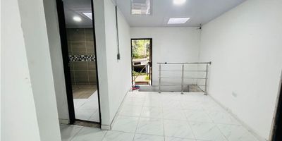 CASA EN VENTA EN LA SIRIA MANIZALES

Oportunidad para quienes buscan una casa acogedora con espacios para el esparcimiento al aire libre. Es un inmueble ideal para una pareja o una familia pequeña, que valora la tranquilidad de un sector residencial y la comodidad de tener un área social para reuniones.

 

Características de la propiedad

Esta casa de 70 m2, construida sobre un terreno de 110 m2, está distribuida en un solo nivel. Cuenta con dos habitaciones, un baño y una doble ventana que permite una buena iluminación. El jardín y el área de BBQ ofrecen un espacio adicional para disfrutar del entorno. La propiedad cuenta con acceso vehicular.

 

Entorno y acceso

Ubicada en el sector de La Siria, esta casa se encuentra en un entorno con acceso pavimentado. El área social y el jardín se prestan para el disfrute de un ambiente tranquilo y de un estilo de vida relajado.

 

Contáctanos

Para más información, agenda una visita guiada o resolver dudas. Comunícate con nosotros de forma inmediata a través de WhatsApp. Estamos listos para atenderte y ayudarte a encontrar tu próximo hogar.


 
