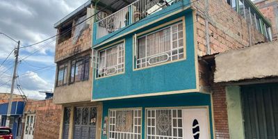 Venta de Casa ubicada en el barrio La Victoria de tres niveles, primer nivel consta de sala comedor, cocina semi integral, baño, estudio, patio pequeño, segundo nivel consta de tres alcobas, un baño, hall, un closet y tercer nivel consta de patio de ropas, terraza cubierta, pisos en cerámica, servicios de agua, luz y gas. Queda cerca del hospital la Victoria, D1 y Mercados Cundinamarca.