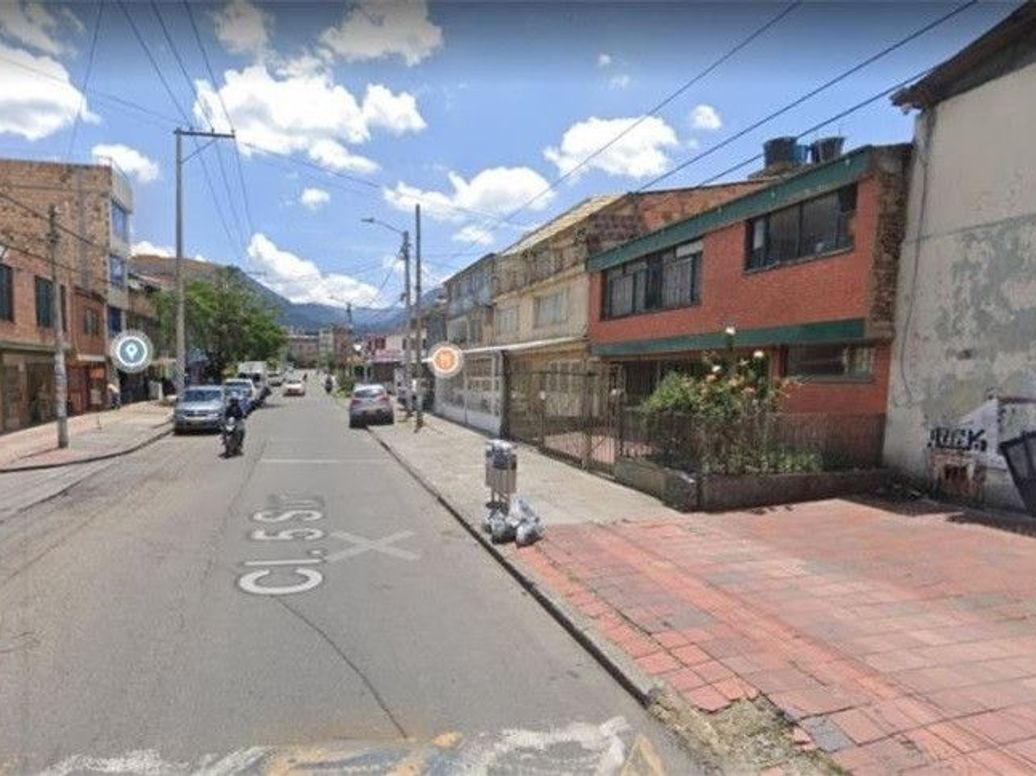 Casa de 8 alcobas en venta en Policarpa Salavarreta, Bogotá, 244 m² · foto 3 de 3