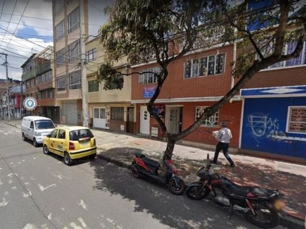 Casa de 8 alcobas en venta en Policarpa Salavarreta, Bogotá, 244 m² · foto 2 de 3