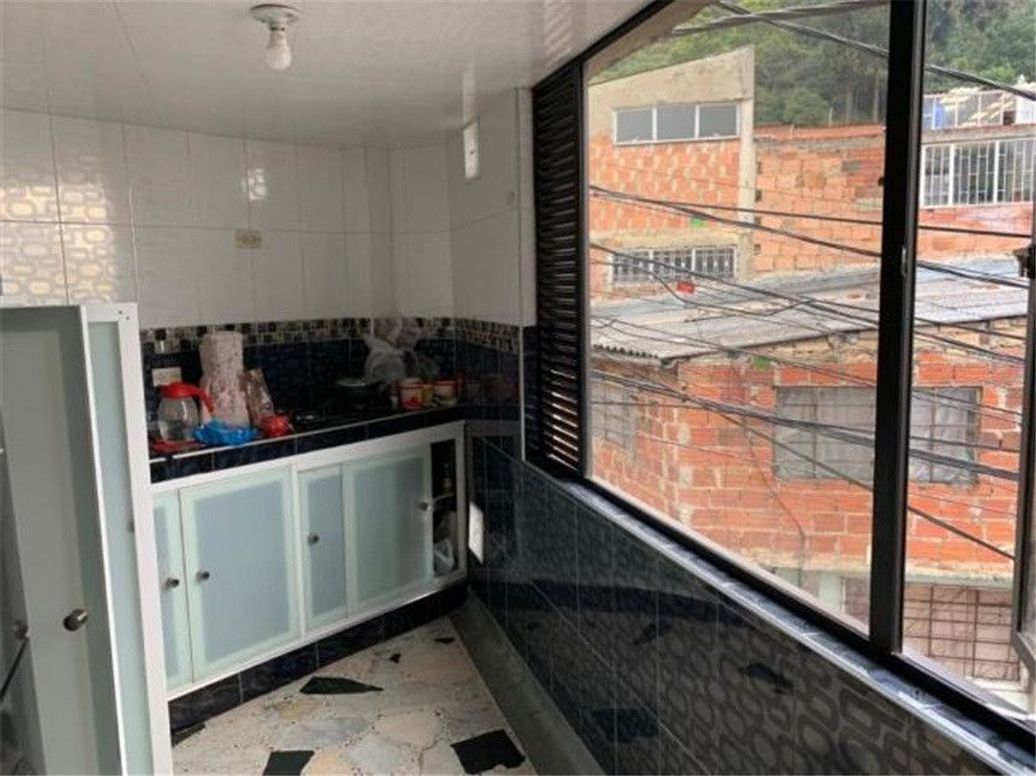 Casa de 8 alcobas en venta en Las Guacamayas, Bogotá, 254 m² · foto 13 de 14