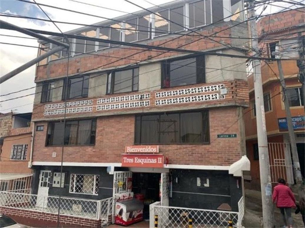 Casa de 8 alcobas en venta en Las Guacamayas, Bogotá, 254 m² · foto 2 de 14