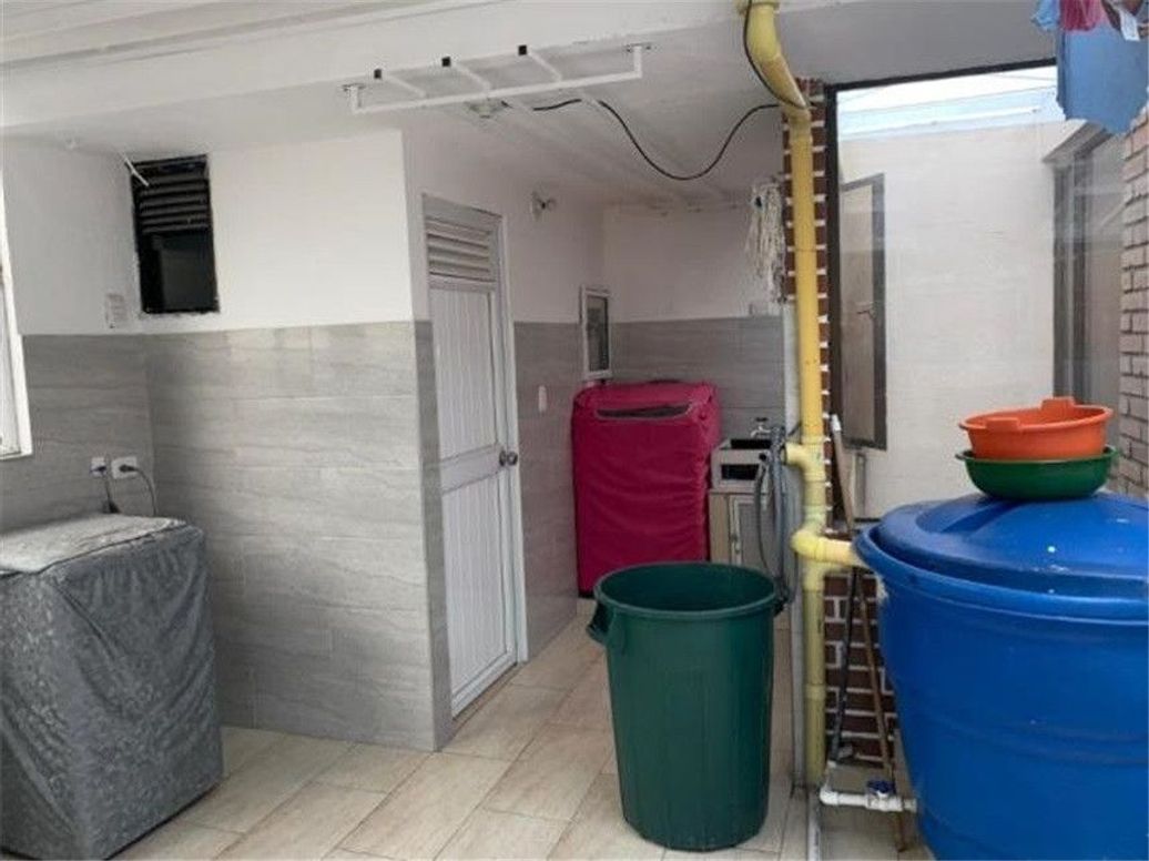 Casa de 8 alcobas en venta en Las Guacamayas, Bogotá, 254 m² · foto 11 de 14