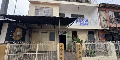 GESPRON alquila hermoso apartamento amplio ubicado al sur de la ciudad en el barrio JAMUNDI, El apartamento es un SEGUNDO piso, Cuenta con CINCO habitaciones sin closet, un espacio aireado y ventilado por toda la casa, cuenta con una cocineta, una sala y comedor bastante amplia, cuenta con DOS baños completos, un espacio iluminado, un balcon con vista exterior, zona de ropas y patio,  Disfruta de este apartamento cerca a parques infantiles,  zonas verdes. Cerca de centros comerciales, universidades, colegios, parques, comercio, almacenes de cadena, transporte público. ¡Qué esperas, llama ya! 8852929