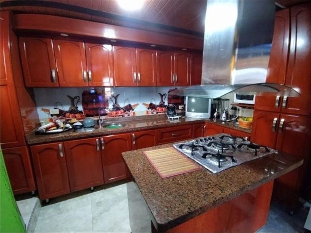 Casa de 14 alcobas en venta en La Cabaña, Bogotá, 400 m² · foto 2 de 14