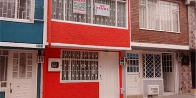 casa ubicada en alborizadora de 3 niveles consta de 1 nivel sala comedor cocina con barra  patio amplio  baño pisos en baldosa,  2 nivel dos alcobas amplias baño con división en acrílico pisos en baldosa,  3 nivel terraza descubierta pisos en cemento. lugares cercanos candelaria la nueva,  la coruña.