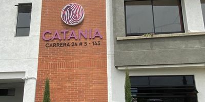 Vive la experiencia de estrenar un apartamento moderno, diseñado para brindarte comodidad, rodeado de naturaleza y cerca a la ciudad. Ubicado en Parque Natura, Alfaguara, este apartamento nuevo en segundo piso con ascensor ofrece 2 habitaciones, 2 baños y una vista exterior privilegiada hacia zona verde y montaña. La unidad cuenta con amenidades tipo club: piscina para adultos y niños, gimnasio, coworking, salón social, salón de juegos, zona BBQ, zona especial para bebés y cancha de fútbol. El entorno complementa la vida familiar y deportiva con canchas públicas de bicicross, ruta de patinaje y fútbol, además de la iglesia católica contigua. Una opción ideal para quienes buscan confort, valorización y un estilo de vida en contacto con la naturaleza sin alejarse de la ciudad.