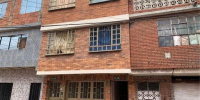 VENTA CASA ABRAHAN LINCON 1 NIVEL: apto: garaje,  baño,  sala comedor,  2 alcobas,  cocina integral,  baño,  2 patios,  pisos en ceramica,  2 NIVEL: 2 apartamentos,  sala comedor,  2 alcobas,  cada uno con cocina integral,  baño,  zona de ropas,  pisos en ceramica,  3 NIVEL: 2 apartamentos,  sala comedor 2 alcobas,  cocina integral,  baño,  zona de ropas,  pisos ceramica,  4 NIVEL: terraza apto con sala comedor 2 alcobas cocina baño,  pisos ceramica,  renta aprox 4 millones,  servicios de agua,  luz,  gas..