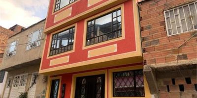 BARRIO SANTA LIBRADA ANTONIO JOSE DE SUCRE 1 NIVEL: SALA COMEDOR 2 ALCOBAS 1 BAÑO COCINA Y UN PATIO PISOS EN CERAMICA 2 NIVEL. 3 alcobas sala comedor cocina baño,  pisos en ceramica. 3 NIVEL: terraza cubierta un baño zona de lavanderia pisos en cemento..