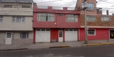 BARRIO EL CARMEN CUENTA EN EL 1 NIVEL: garaje doble o locales comerciales,  6  alcobas,  5 baños,  5 cocinas,  1 una bodega pisos en laminados y baldosa,  2 NIVEL. 8 ALCOBAS 2 COCINAS 3 BAÑOS,  PISOS EN BALDOSA,  Servicios completos de agua,  luz,  gas..