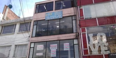 Edificio Restrepo,  Tres niveles,  Primer nivel,  local comercial con un baño,  pisos en baldosa,  segundo nivel,  local con salón,  tres oficinas,   baño y cocineta,  pisos en baldosa,  tercer nivel local con tres oficina y un baño,  pisos en baldosa,  servicios públicos Luz,  Agua,  Gas,  estrato tres,  cerca al Éxito,  Zona bancaria..