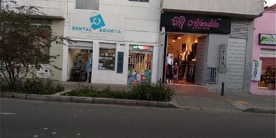 Bodega con Local. Primer Nivel local comercial con un metraje de 24 M2,  con un baño,   primer piso área bodega un baño (113 M2),  mezanine de 49 M2,  Segundo Nivel,  oficina administrativa o apartamento 49 M2,   con cocineta y baño,  pisos en baldosa,  área del lote 5, 5x25 mts,  ,  servicios públicos :  luz trifásica,   agua,   estrato tres,  sobre vía comercial,   cerca al olímpica,   Av caracas,  Fusdesa..