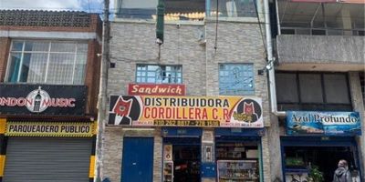 BARRIO RESTREPO,  1 NIVEL CUENTA CON: local comercial con baño cocina pequeña bodega pisos baldosa,  2 NIVEL: bodega y baño 3 NIVEL: apto con sala comedor,  alcoba,  baño,  cocina,  zona de ropas,  pisos ceramica..