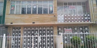 VENTA CASA SAN ANTONIO: 1 NIVEL: apto entrada garaje,  2 baños,  sala comedor,  hall,  cocina smei integral,  estudio,  2 patios,  2 alcobas,  2 closet,  pisos ceramica,   2 NIVEL: escalera,  sala comedor,  bar,  medor,  cocina,  zona de ropas,  hall,  baño,  2 alcobas,  un closet ,  pisos en madera liston,  3 NIVEL: cuarto san alejo,  patio cubierto,  apto prefabricado,  alcoba de servicio,  sala comedor,  alcoba,  baño cocina patio,  pisos cemento..