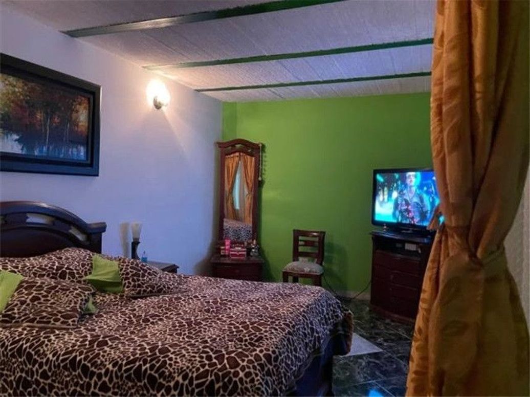 Casa de 10 alcobas en venta en Las Cruces, Bogotá, 270 m² · foto 2 de 8