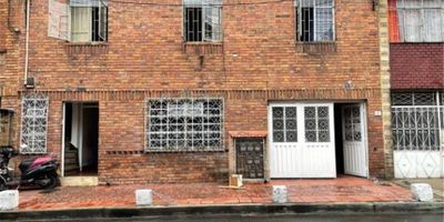 Casa de dos frentes, primer frente consta de dos niveles, el primeo tiene dos apartamentos c/u de tres alcobas,  sala comedor, cocina, baño y zona de lavandería,  al fondo un aparta-estudio, segundo nivel consta de un apartaestudio y apartamento de tres alcobas,  sala comedor, cocina,  baño y zona de lavandería. Segundo frente consta de tres niveles,  primer nivel tiene un apartamento de tres alcobas,  sala comedor,  cocina,  baño,  zona de lavandería y patio,  2 y 3 nivel tiene un apartamento de tres alcobas..