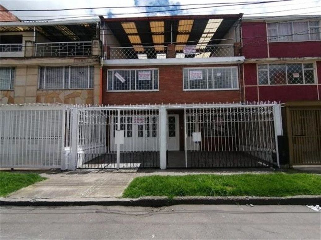 Casa de 6 alcobas en venta en La Asunción, Bogotá, 320 m² · foto 2 de 15