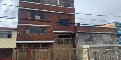VENTA CASA QUIROGA SUR 1 NIVEL: Bodega doble altura,  2 mezanines que hacen parte como oficina,  3 baños,  local aparte,  que tiene uno de los 3 baños,  pisos trafico pesado,  2 NIVEL. local comercial un baño luz trifasica,  3 NIVEL: sala comedor 2 alcobas zona de lavandería cocina integral pisos en cerámica,  4 NIVEL sala comedor cocina integral,  3 alcobas,  baño,  zona de lavandería pisos en cerámica.