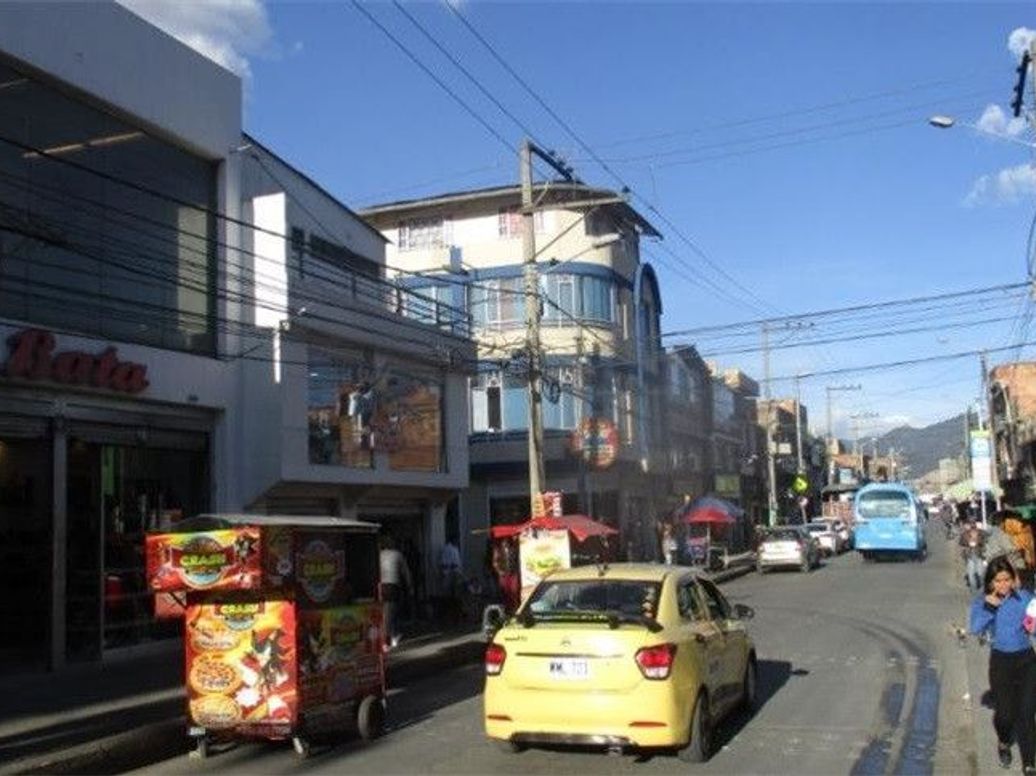 Casa de 5 alcobas en venta en Acacias Sur, Bogotá, 216 m² · foto 2 de 20