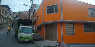 BARRIO LA GLORIA 1 NIVEL: local comercio con baño,  al fondo una alcoba,  cocina,  sala pequeña,  pisos en ceramica,  2 NIVEL: apartamento con sala comedor,  3 alcobas grandes,  cocina,  baño,  terraza cubierta. estrato 2..