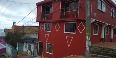 BARRIO SAN RAFAEL SUR ORIENTAL 1 NIVEL: apartamento con: sala comedor,  2 alcobas,  baño,  zona de ropas,  cocina,  sotano,  pisos en alfombra,  2 NIVEL: apartamento de sala comedor,  2 alcobas,  baño,  cocina,  terraza para extender ropas,  otro apartamento,  sala comedor,  3 alcobas,  baño,  cocina,  pisos en cerámica,  y vinisol,  3 NIVEL: Otro apartamento sala comedor,  alcoba,  baño,  cocina, ..