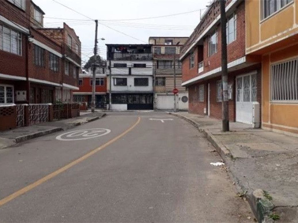 Casa de 8 alcobas en venta en Brasilia, Bogotá, 307 m² · foto 2 de 5