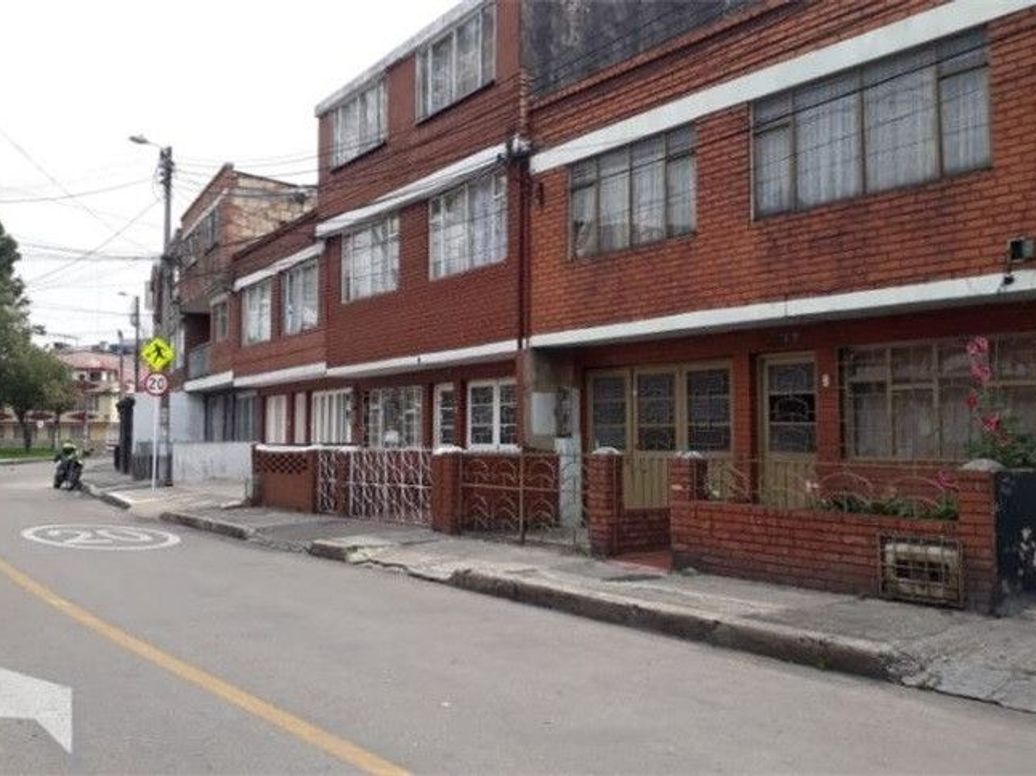 Casa de 8 alcobas en venta en Brasilia, Bogotá, 307 m² · foto 4 de 5