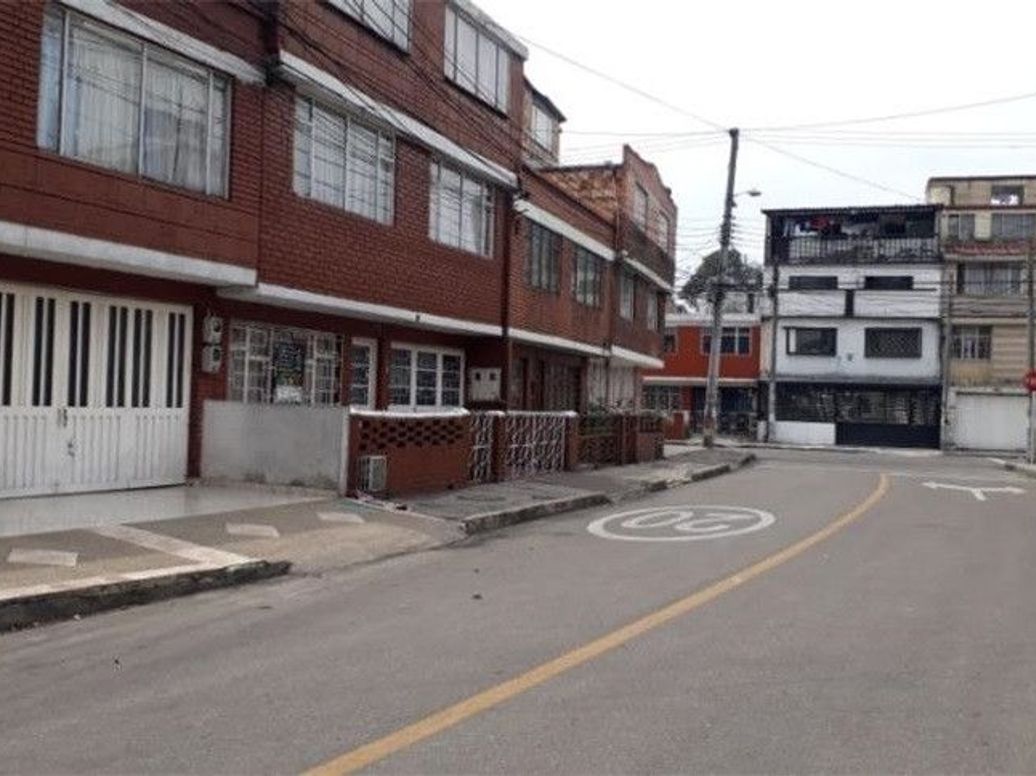 Casa de 8 alcobas en venta en Brasilia, Bogotá, 307 m² · foto 3 de 5
