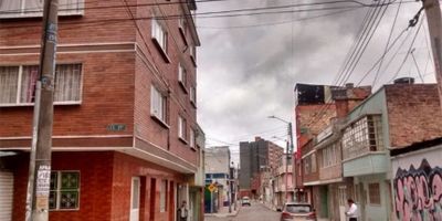 Casa primer nivel garaje para tres carros dos apartamentos uno de dos alcobas y el otro de una, sala comedor cocina baño zona de lavandería, segundo nivel dos apartamentos uno con sala comedor, dos alcobas cocina y baño el otro tiene 3 alcobas,  tercer nivel dos apartamentos uno de sala comedor tres alcobas y el otros de dos,  estudio cocina baño y zona de lavandería ,  cuarto nivel dos apartamentos uno de dos alcobas y el otro de tres sala estudio,  cocina y baño,  pisos en cerámica,  terraza cubierta..