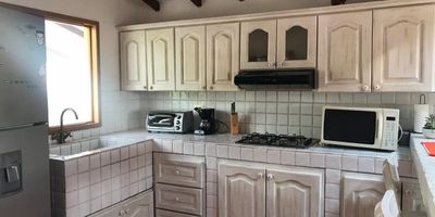 Área lote 2.500mts, área construida 120mts, 3 alcobas,2 baños, sala comedor, cocina integral, zona de ropas, patio, parqueadero, cuarto útil, casa de muñecas, juegos infantiles, vereda ojo de agua