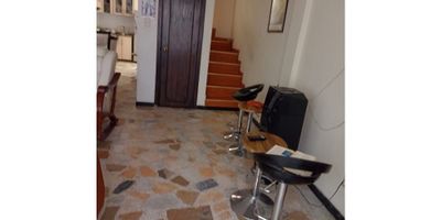 CASA EN VENTA EN VILLAMARÍA CALDAS

Ideal para familias que buscan una vivienda funcional y con una ubicación céntrica. Esta casa es una oportunidad para vivir en un sector con acceso a comercio, transporte público y parques. Su distribución en tres niveles permite aprovechar cada espacio de manera cómoda y práctica.

 

Características de la propiedad

Esta casa de 142 m2 se distribuye en tres pisos. El primer nivel cuenta con sala, comedor, cocina integral, patio cubierto y un baño social. En el segundo piso se encuentran dos alcobas y un baño completo. El tercer piso tiene una alcoba, un estudio y una terraza.

 

Entorno y acceso

Ubicada en Villamaría sobre una vía principal, la casa se encuentra cerca del parque, en un sector que combina zona residencial con zona comercial. El acceso a transporte público es fácil y se encuentra cerca de parques.

 

Contáctanos

Para más información, agenda una visita guiada o resolver dudas. Comunícate con nosotros de forma inmediata a través de WhatsApp. Estamos listos para atenderte y ayudarte a encontrar tu próximo hogar.


