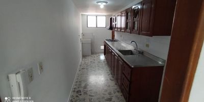 El apartamento en arriendo se encuentra en el sector de Las Orquídeas. Cuenta con una sala-comedor amplia, ideal para recibir visitas y disfrutar de momentos en familia. Además, dispone de 3 alcobas, brindando suficiente espacio para acomodar a los residentes. También cuenta con una alcoba de servicio, que incluye un baño propio.

El apartamento tiene 3 baños en total, de los cuales 2 están equipados con ducha y se encuentran en excelente estado. Además, cuenta con un baño social adicional, aparte del baño de la alcoba de servicio. Esto proporciona comodidad y privacidad adicional para los residentes y sus invitados.

La propiedad cuenta con 3 balcones, lo cual permite disfrutar de espacios al aire libre y tener vistas agradables desde diferentes áreas del apartamento.

Además, el apartamento incluye un parqueadero para estacionar vehículos de manera segura y un cuarto útil para almacenamiento adicional.

En resumen, este apartamento en arriendo en el sector de Las Orquídeas ofrece una sala-comedor amplia, 3 alcobas, alcoba de servicio con baño, 3 baños (2 con ducha), 3 balcones, parqueadero y cuarto útil. Proporciona espacios cómodos y funcionales para una vida agradable.
