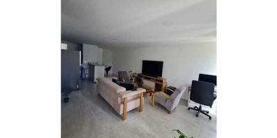 ¡Bienvenido a tu nuevo hogar en Circasia! Este encantador apartamento nuevo de 56 metros cuadrados en el noveno piso te ofrece comodidad y estilo. Con dos acogedoras alcobas y dos baños, este espacio es ideal para vivir plenamente, sala comedor con balcón cocina, zona ropas y parqueadero. El edificio cuenta con jacuzzi, relájate en la sauna después de un día ajetreado y organiza divertidas parrilladas en la zona de BBQ. Tu vida en Circasia será una mezcla perfecta de confort y entretenimiento. ¡No dejes pasar esta oportunidad de hacer de este apartamento tu nuevo hogar! Contáctanos para conocer más detalles y planificar tu visita.
