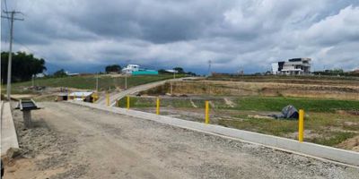 Espectacular lote para la venta a 12 minutos de Armenia, vereda hojas anchas, se entrega con la disponibilidad de servicios públicos de energia, agua y gas. Además tiene la oportunidad de hacer la casa de sus sueños es u lote de 3000 mts2.
