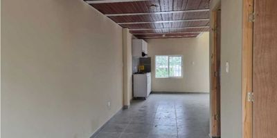 casa para la venta de 90 m², construida en 2 pisos y ubicada a solo 4 cuadras de la Plaza de Circasia. Esta propiedad cuenta con 3 alcobas para un descanso confortable, 2 baños completos, sala comedor, cocina, zona de ropas, un patio perfecto para tus mascotas o tus plantas, todo a un paso del corazón de la ciudad ¡No pierdas la oportunidad de conocerla!
