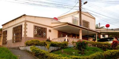 Se vende casa esquinera en Ulloa, con un área construida de 140 m² distribuidos en dos pisos. Esta propiedad cuenta con 3 alcobas, 2 baños, una amplia sala comedor y una cocina. Su ubicación es ideal, brindando fácil acceso y mayor privacidad. Es una excelente oportunidad para quienes buscan un hogar cómodo y bien ubicado en la zona.
