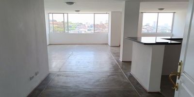 En venta apartamento en edificio en el barrio Miraflores, muy bien ubicado, sector tranquilo. El apartamento tiene una amplia  y agradable vista a la ciudad. Totalmente remodelado con un área de 96 metros cuadrados, consta de 2 alcobas (principal con baño privado), estudio o sala de tv, baño completo para la segunda alcoba, cuarto y baño del servicio. Iluminación natural, ventilado, espacios amplios, pisos tipo cemento y laminado de madera. Acabados modernos. El apartamento no dispone de parqueadero. Ven y conoce esta linda y agradable propiedad. Te esperamos.