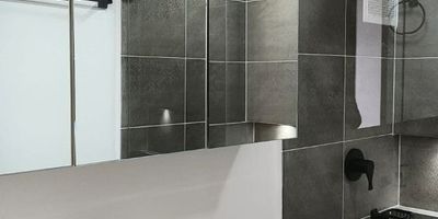 Se arrienda apartamento en villa de Aranjuez, para estrenar 1 alcoba, baño moderno, sala-comedor, cocina integral y zona de lavandería.
Disfruta de un conjunto residencial con, Cancha múltiple Gimnasio, Ludoteca para niños, Salón comunal y salón de juegos, Zona BBQ Zona de juegos infantiles, Zona verde para mascotas
Ubicación privilegiada: Calle 170 con Carrera 8ª, cerca de reconocidos colegios como Anglo Americano, La Salle, Eucarístico, Abraham Lincoln, Gimnasio Los Andes, Universidad de La Salle – Sede Norte, Fundación Cardioinfantil y The English School.
¡No pierdas la oportunidad de vivir en un lugar seguro, moderno y con todo lo que necesitas para tu comodidad!