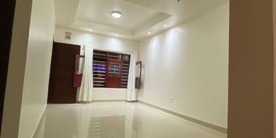 Casa con area de 80m2, 3 habitaciones  un baño sala comedor estudio cocina zona de labores patio terraza , garaje cubierto