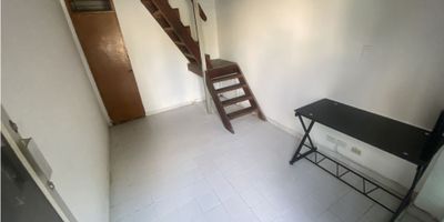 Oficina en arriendo con excelente ubicación, situada sobre una de las calles más principales y transitadas de la ciudad, lo que garantiza alta visibilidad y fácil acceso. El inmueble cuenta con 50 m² distribuidos en un diseño tipo dúplex, ofreciendo un ambiente moderno, funcional y muy versátil.

Dispone de un baño privado y un cuarto de depósito, lo que aporta mayor comodidad y practicidad para el día a día.

Es ideal para instalar oficinas, consultorios o cualquier tipo de negocio que busque proyectar imagen corporativa, comodidad y ubicación estratégica. Gracias a su distribución, permite aprovechar al máximo cada metro cuadrado, brindando tanto áreas de trabajo abiertas como espacios privados.

Una oportunidad perfecta para quienes desean crecer en un lugar céntrico, dinámico y con gran potencial comercial.
