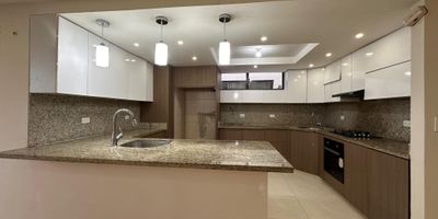 Hermoso Apartamento en Altos de Riomar 125 metros  4 Piso Acceso por escaleras, Este amplio y luminoso apartamento ubicado en el exclusivo sector, combina comodidad, estilo y una excelente distribución para el disfrute de toda la familia. Cuenta con una Sala amplia, perfecta para reuniones familiares o con amigos, Moderna cocina integral, equipada con Mesón tipo isla, Dos lavaplatos, Lámparas decorativas, Gabinetes superiores e inferiores, Estufa empotrada, Horno incorporado, Este apartamento es ideal para quienes valoran los espacios generosos, funcionales y bien iluminados. Listo para mudarte y disfrutar