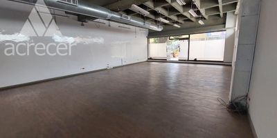 Local para arriendo en el sector de la Esmeralda, el local cuenta con muy amplios y luminosos espacios, cuenta con 2 banos, y cocineta, se encuentra cerca a la AV Regional, a supermercados, entidades bancarias, restaurantes y vias principales. 
VALOR DE ARRIENDO + IVA
