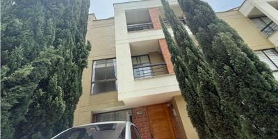 COD: 9463741

Casa de 117 m² en La Estrella, Antioquia
Amplia vivienda de tres niveles en conjunto cerrado, ideal para familias que buscan comodidad, seguridad y valorización. Cuenta con 3 habitaciones, 2 baños, sala-comedor, cocina integral, estudio, patio de ropas y parqueadero privado.
El conjunto ofrece vigilancia 24/7, zonas verdes, parque infantil, salón social, piscina y excelente acceso a transporte público. Ubicada cerca de colegios, supermercados y la autopista Sur, con alta proyección de valorización por desarrollos viales en la zona.
