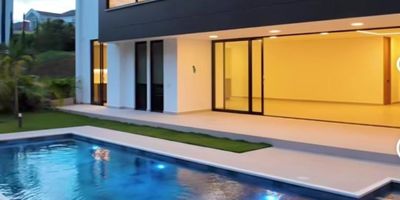 CASA EN RUITOQUE CONDOMINO PARA ESTRENAR 
Área Lote 550 m2  Área construida715 m2

Consta de  5 Habitaciones  incluyendo servicio, 7 baños 
Piso 1  comedor, cocina concepto abierto,terraza, área de piscina, zona Verde.
piso 2  hall de bienvenida,alcoba principal, área de star , balcón.
piso 3 hall TV, hall estudio, 3 habitaciones con Vestier, baño y balcón
ascensor que comunica los 3 pisos
Parqueadero para 3 carros

SE ACEPTA PERMUTAS 