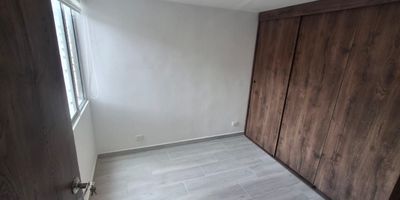 Apartamento ubicado en la zona de paloquemao, en unidad residencial completa con 24 torres de 21 pisos cada una con 4 apartamentos por piso. El apartamento se encuentra en el piso 17. En el podras disfrutar espacios comodos, amplios y luminosos. Cuenta con una excelente ubicacion de facil acceso a transporte publico Transmilenio,  gimnasio , plaza de paloquemao, exito calima, centro comercial calima entidades bancarias,homecenter mallplaza, facil acceso a vias principales avenida ciudad de lima, permitiendote estar cerca de todo lo que necesitas.