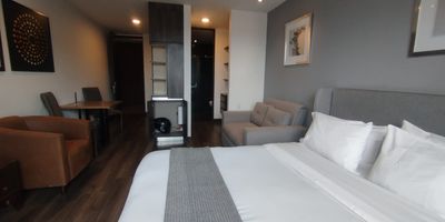 Espectacular apartaestudio para arriendo AMOBLADO ubicado en el sector de chico reservado en la localidad de chapinero, te permite disfrutar de espacios amplios, comodos y luminosos, ya que cuneta con una excelente ventilacion. Tiene un area de 25 metros cuadrados, 1 alcoba, 1 bano, cocina integral, luces led. Esta cerca de todo lo que necesitas, estaciones de servicio y SITP, supermercado, exito y Oxxo, banco de Bogota y Bancolombia, colegios y universidad santo tomas. Esta cerca de avenidas principales calle 94 y 92 y carreras 15, 11 y autonorte.