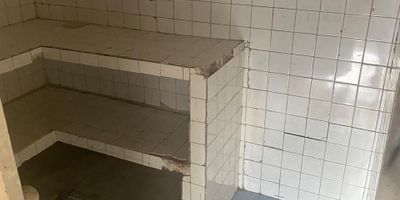 Local ubicado en la zona de chapinero. . El Local se encuentra en el piso 1. En el podras disfrutar espacios comodos, amplios y luminosos. Cuenta con una excelente ubicacion de facil acceso a transporte publico kr 11 y cll 63 , universidad del bosque , hospital militar central, supermercado, gimnasios, restaurantes, entidades bancarias, facil acceso a vias principales, permitiendote estar cerca de todo lo que necesitas.